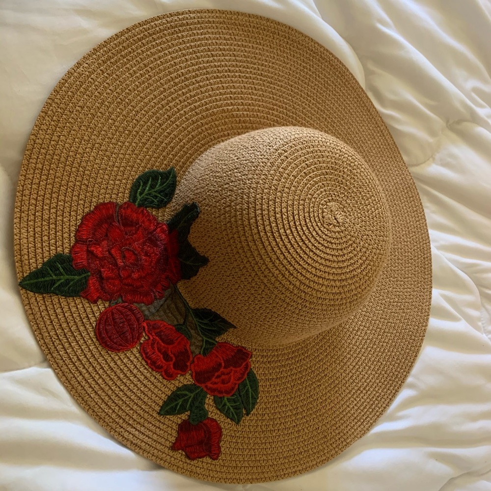 Straw hat with rose embroidery